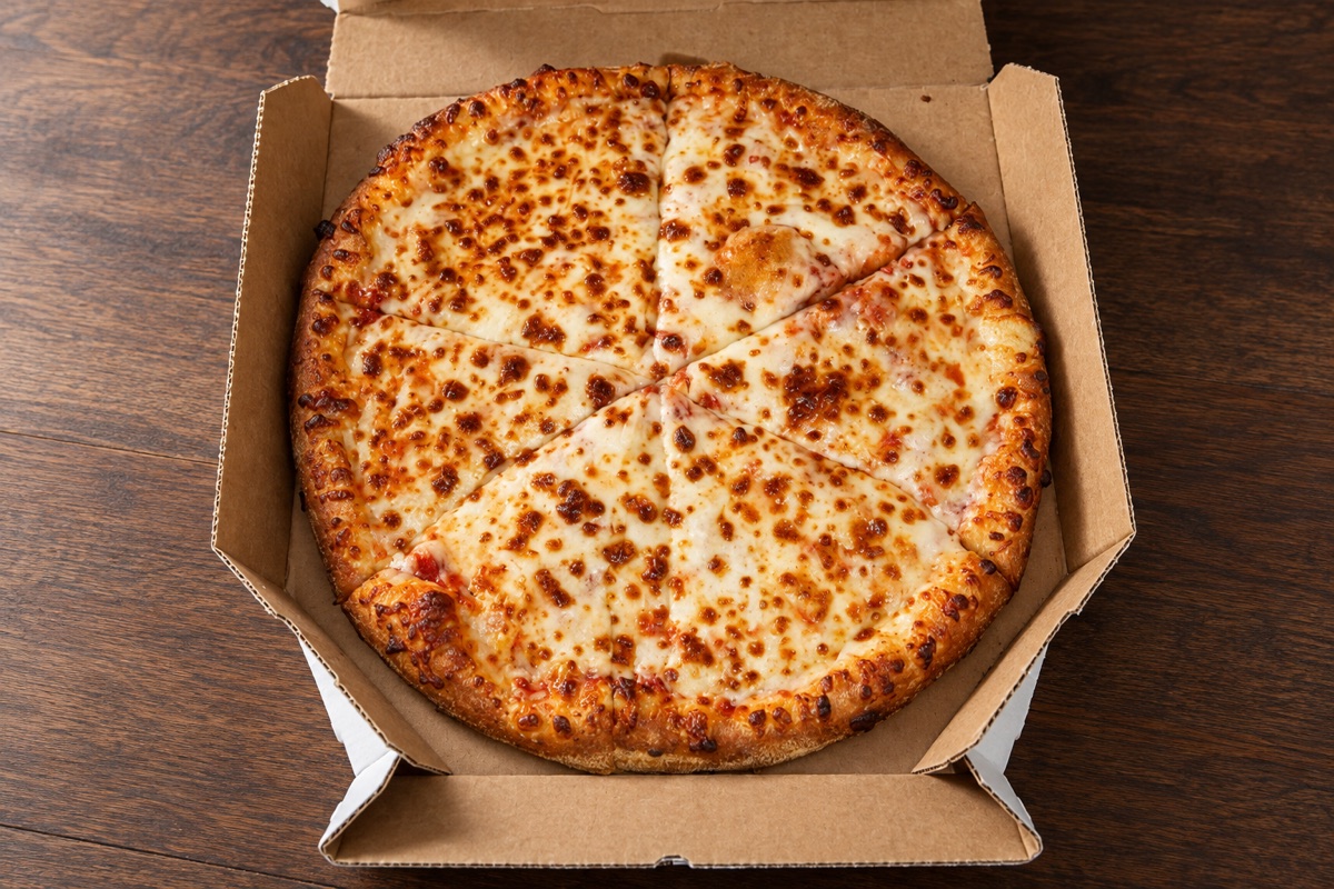 After: the cheese pizza in its box, evenly lit